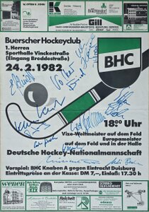 Plakat zum Gastspiel der Deutschen Nationalmannschaft in Buer mit den Unterschriften der Spieler. Das Spiel endete 8:11. 