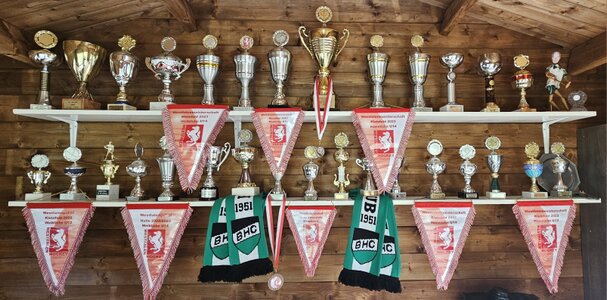 Unsere Pokalwand in 2023.