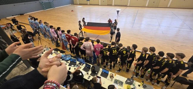 2026: Deutsche Meisterschaft mU18 - Aufstellung der Mannschaften vor dem Endspiel mit Bueraner Einlaufkindern. Es spielen der Harvestehuder THC gegen die Berliner Wespen. Der Titel geht nach einem packenden und eng umkämpften Spiel durch einem 5:3 (1:1) Sieg nach Hamburg. 